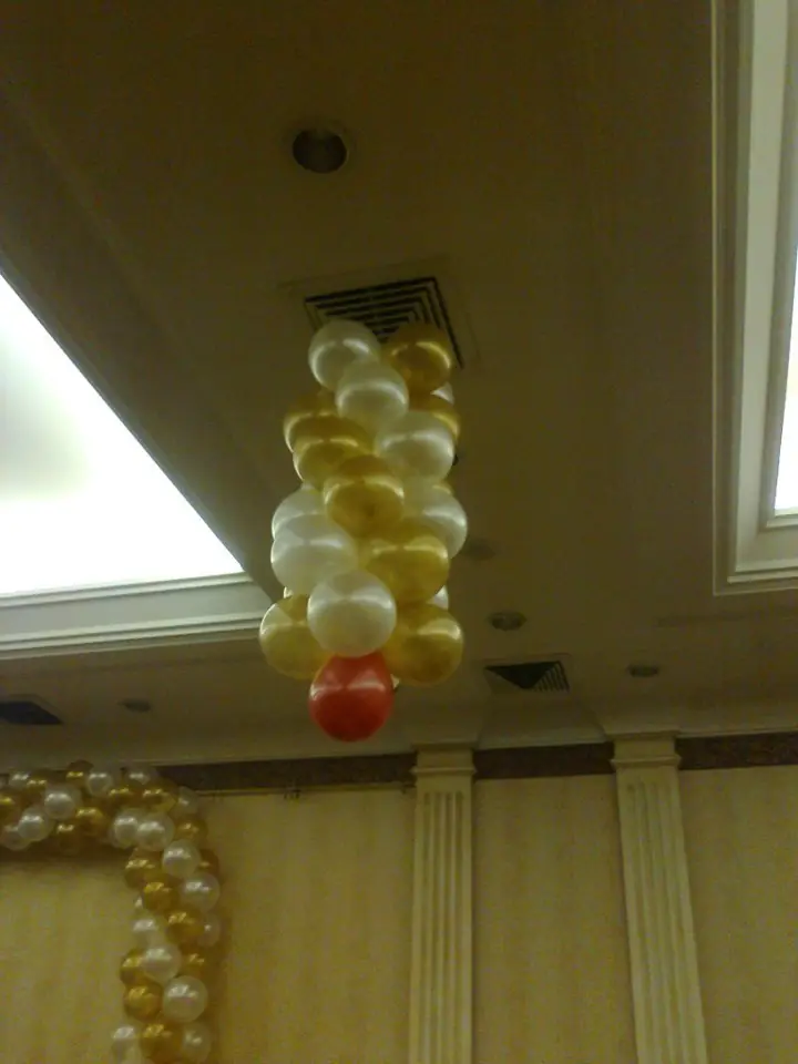 Salon girişinde altın rengi balon sütun