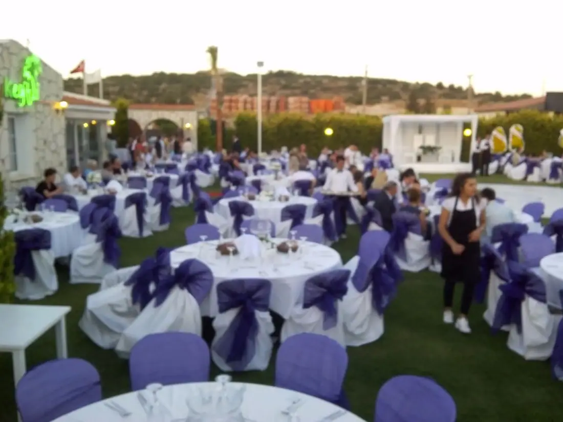 Açık havada kurulmuş davet masaları
