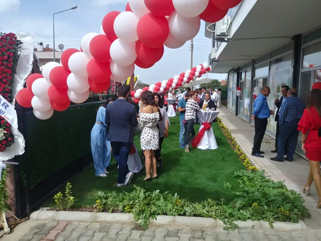 Bahçeli mekân açılışında kırmızı-beyaz balon kemer