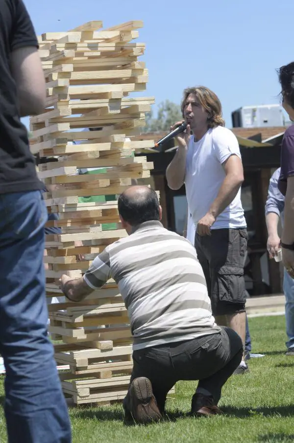 Dev jenga oynayan katılımcılar