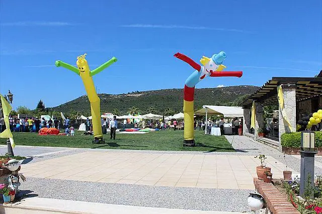 Etkinlik alanında dans eden fly tüp kuklalar
