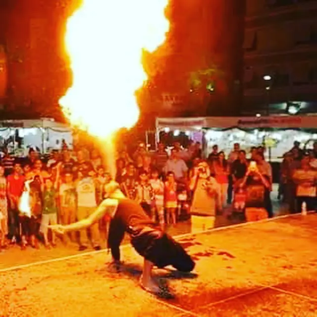 Kalabalık önünde ateşbaz gösterisi