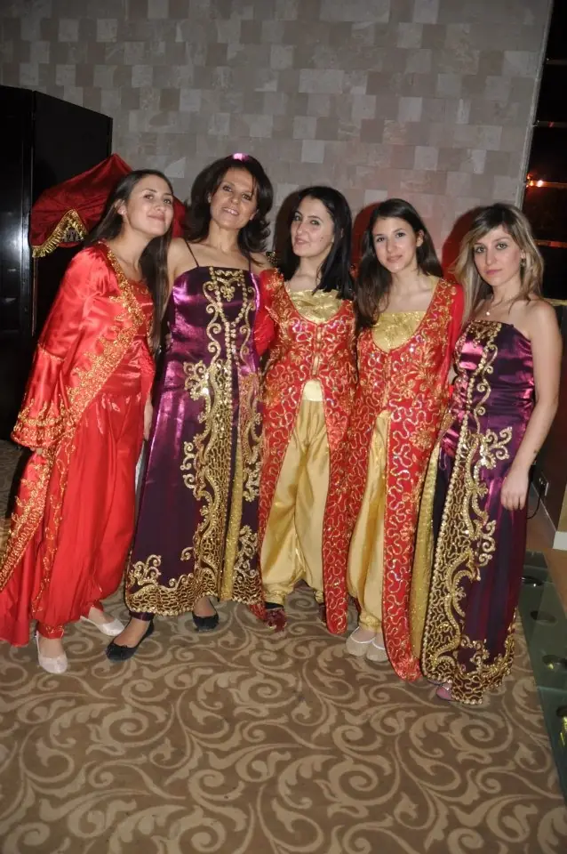 Kına gecesinde bindallı giymiş kına ekibi