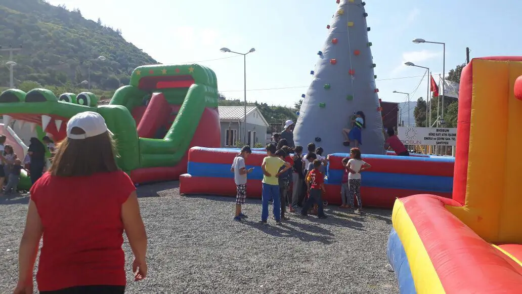 Kış temalı şişme oyun alanı ve çocuklar