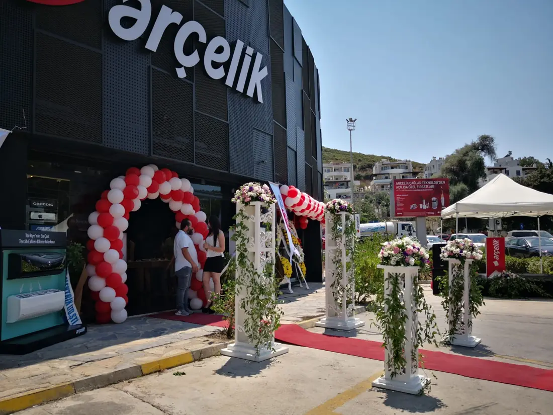 Mağaza açılışında kırmızı-beyaz balon kemer ve kırmızı halı
