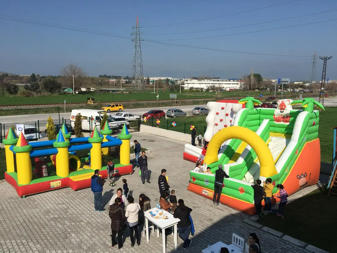Otopark alanına kurulmuş şişme oyun parkları