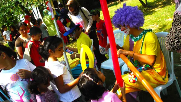 Palyaço çocuklara sosis balon yapıyor