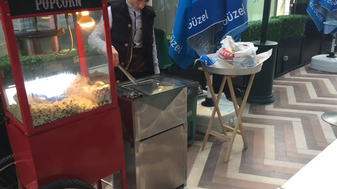 Etkinlikte popcorn makinesi