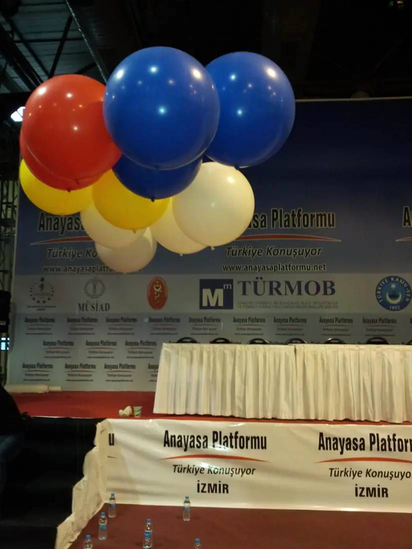 Mavi, sarı ve kırmızı balonlardan buket