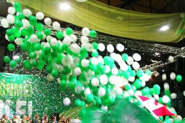 Sahnede yeşil-beyaz dökme balon yağmuru