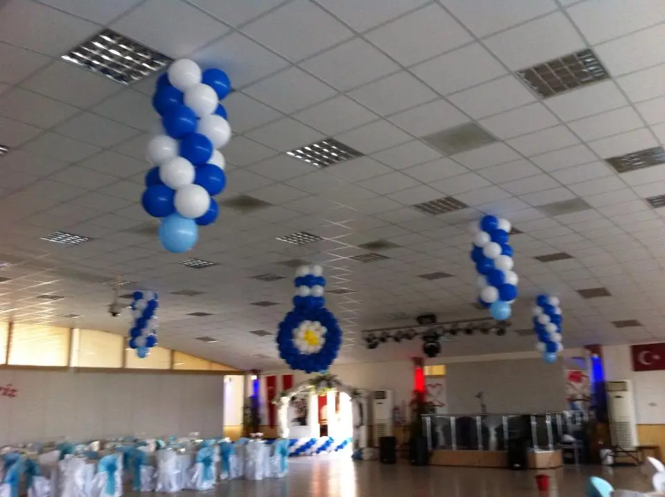 Etkinlik salonunda mavi-beyaz balon süsleme