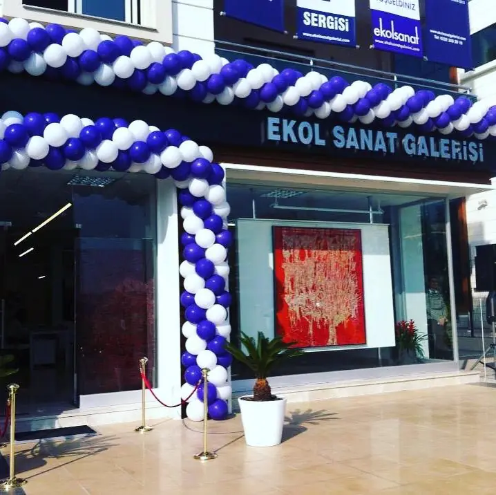 Sanat galerisi açılışında mor-beyaz balon kemer