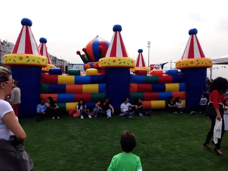 Sirk çadırı temalı şişme oyun parkı
