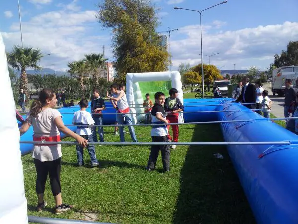Şişme futbol sahasında maç