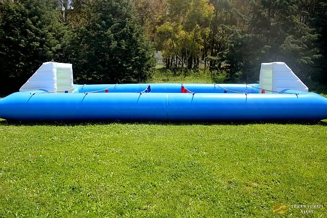 Çim alana kurulmuş şişme futbol sahası