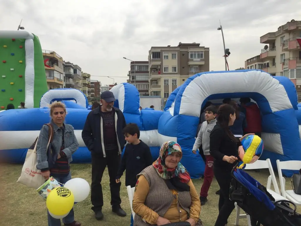 Şişme parkurun yanında aileler ve çocuklar