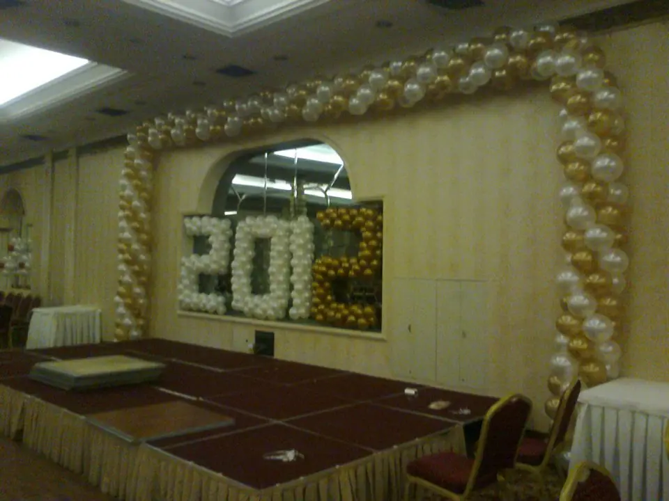 Yılbaşı davetinde altın balon kemer ve balondan yazı
